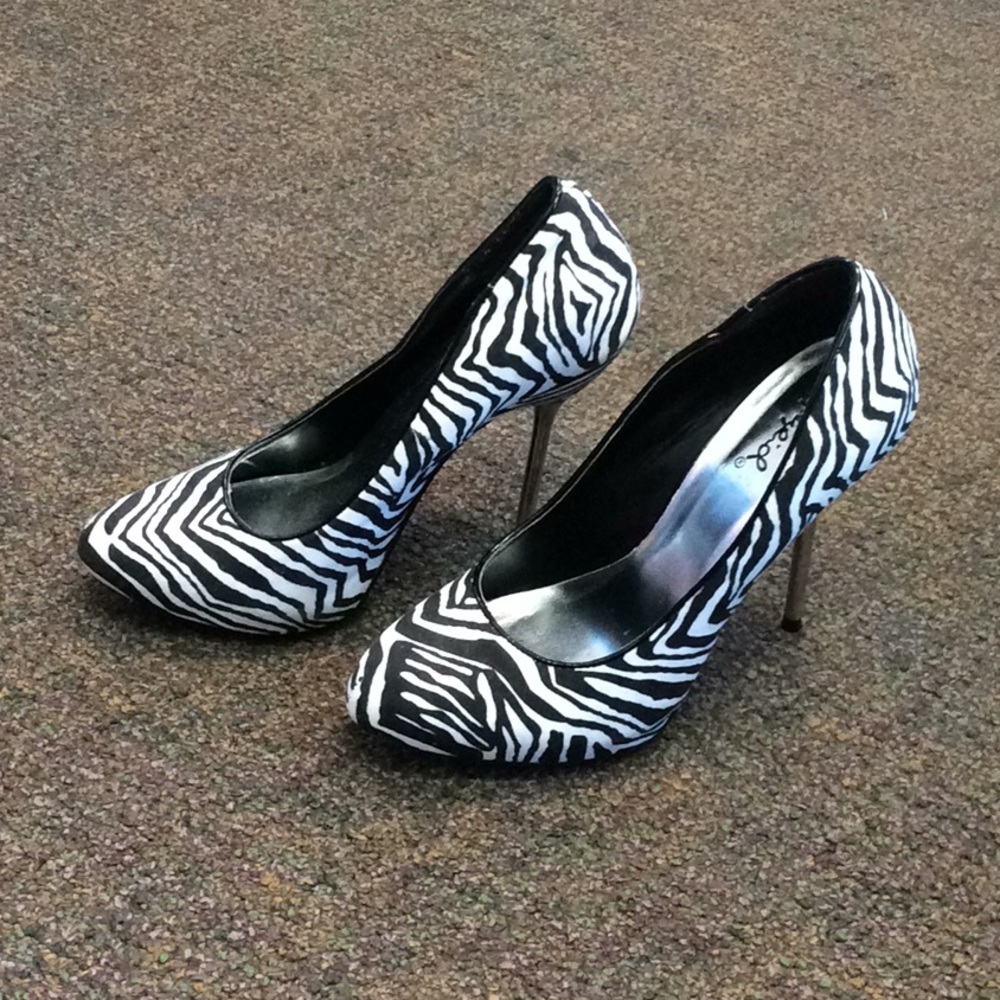 Qupid Zebra Heels - Picture 1 of 5